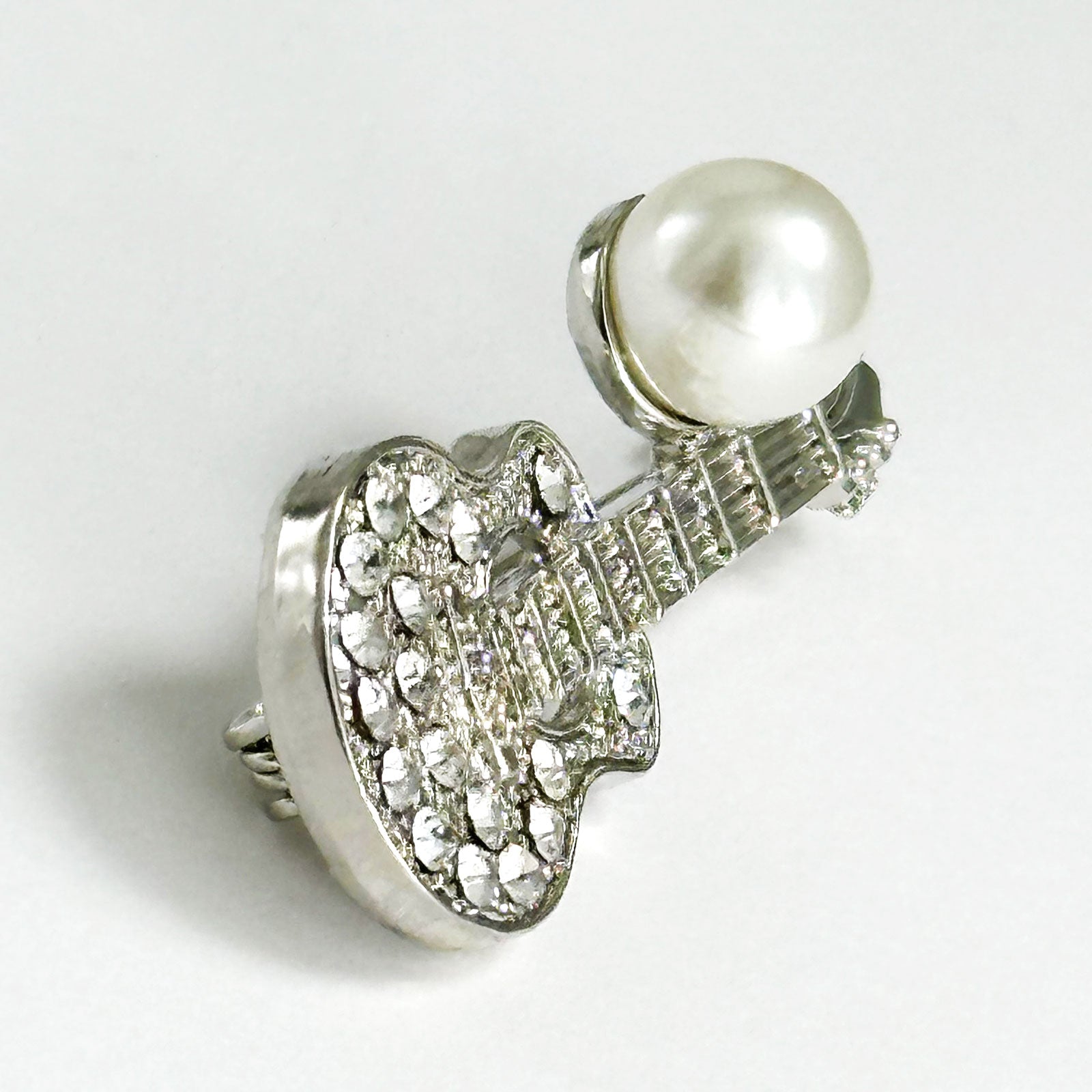 パールときらきらラインストーン　ギターのブローチ プレゼント ギフト