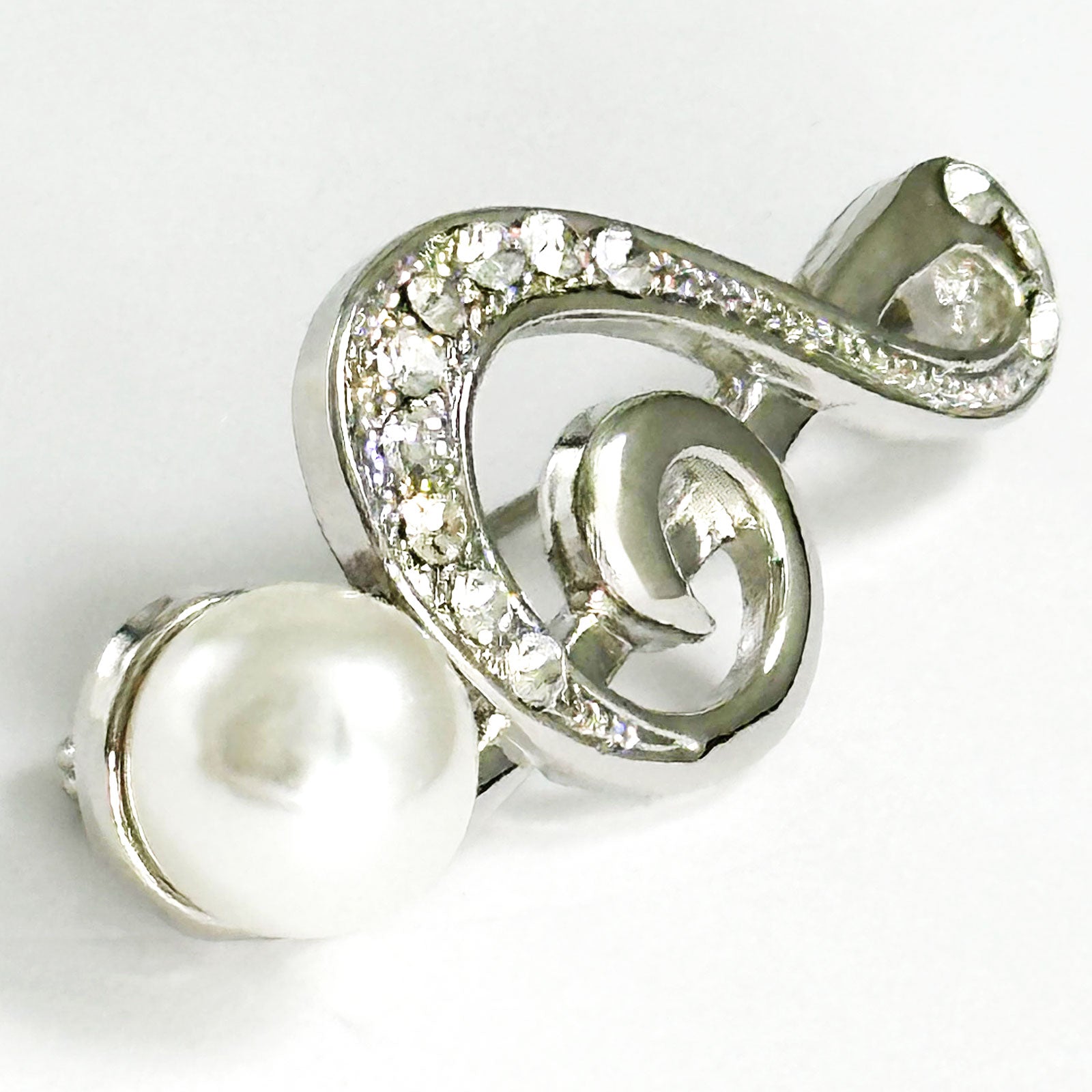 パールときらきらラインストーン　ト音記号のブローチ プレゼント ギフト